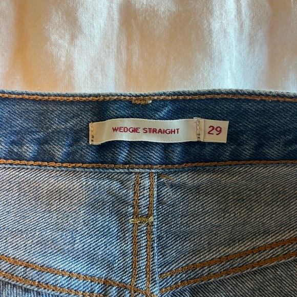 EUC Levi’s Wedgie straight leg jeans - Picture 3 of 6